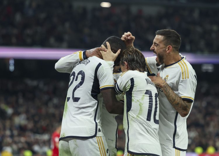 MADRID, 03/01/2024.- Los jugadores del Real Madrid celebran el primer gol del equipo blanco durante el partido de la jornada 19 de LaLiga EA Sports disputado entre el Real Madrid y el RCD Mallorca, este miércoles en el estadio Santiago Bernabéu. EFE/ Kiko Huesca.