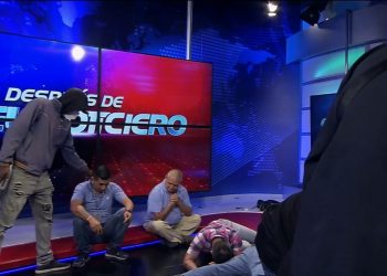 Policía ecuatoriana aprehende a sujetos que irrumpieron en programa de TV