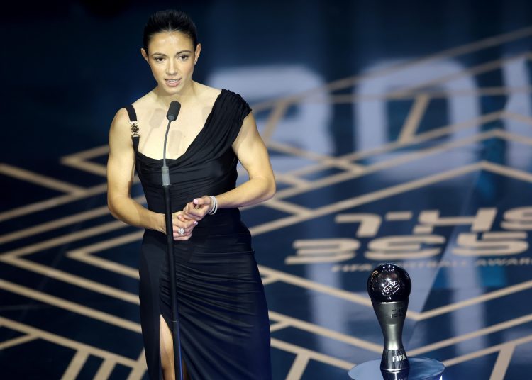 London (United Kingdom), 15/01/2024.- Spanish player Aitana Bonmati makes a speech after winning the Best FIFA Women's Player award at the Best FIFA Football Awards 2023 in London, Britain, 15 January 2024. (Reino Unido, Londres) EFE/EPA/NEIL HALL
