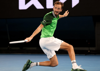 Medvedev elimina a Zverev y jugará su tercera final en Australia