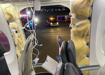 Momentos de terror vivió un avión de Alaska Airlines en el aire