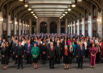López Obrador se reúne con embajadores y cónsules en Palacio Nacional