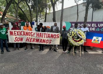 Agilizar trámites migratorios exigen haitianos en la Plaza Giordano Bruno