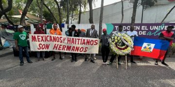 Agilizar trámites migratorios exigen haitianos en la Plaza Giordano Bruno