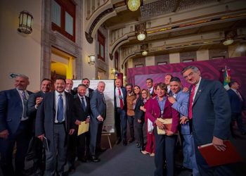 Salud e Internet para todos temas que trató López Obrador con gobernadores