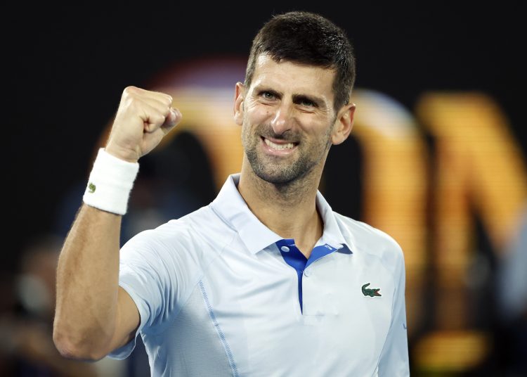 -FOTODELDIA- Melbourne (Australia), 21/01/2024.- El serbio Novak Djokovic celebra su victoria ante el francés Adrian Mannarino durante la cuarta ronda del Abierto de Australia disputado este domingo en Melbourne, Australia. EFE/ Mast Irham