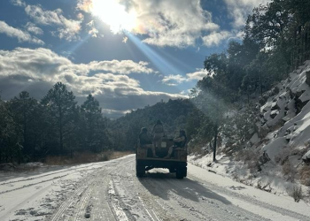 Cierran carreteras federales por nevadas en sierra de Sonora