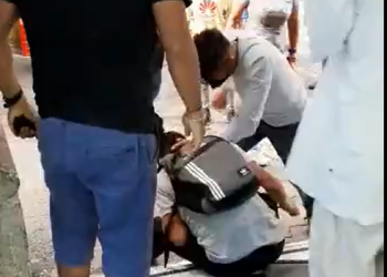 Golpean locatarios a presunto ladrón en plaza de Cuernavaca