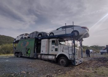 Se extravía un tráiler con autos nuevos en carretera de Tamaulipas