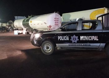Aseguran en San Juan del Río tractocamión con hidrocarburo