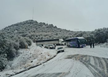 Por nevadas cierran carretera federal en zona serrana de Sonora