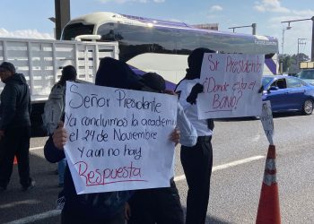 Cadetes de Ecatepec cierran vialidades; gobierno no les paga ni los emplea