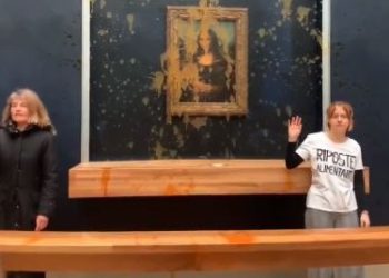 Dos activistas climáticas arrojan sopa sobre la Mona Lisa en París