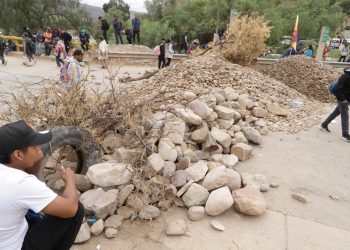 Tercer día de bloqueos en Bolivia, exigen renuncia de jueces