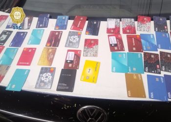 Dos detenidos en la GAM en posesión de 77 tarjetas bancarias