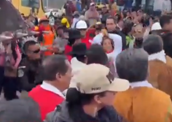 La presidenta de Perú, Dina  Boluarte es agredida durante evento