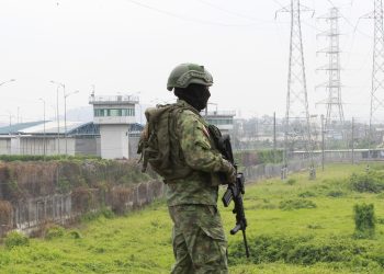 Descubren la fuga de 48 presos de una cárcel de Ecuador tras motín; recapturan a cinco