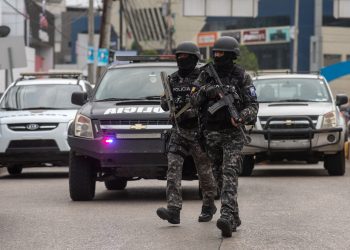 139 funcionarios de prisiones están retenidos en cinco cárceles de Ecuador