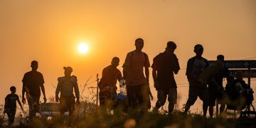 Miles de migrantes se reagrupan para avanzar por el sur de México