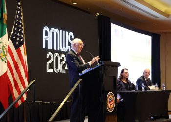 Descarta Ken Salazar que armas del Ejército de EU hayan ingresado a México