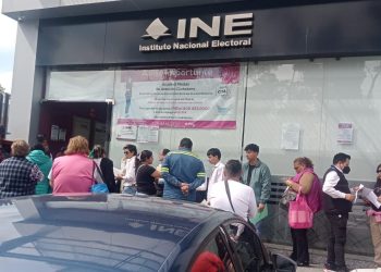 Largas filas en módulos del INE para obtener credencial de elector