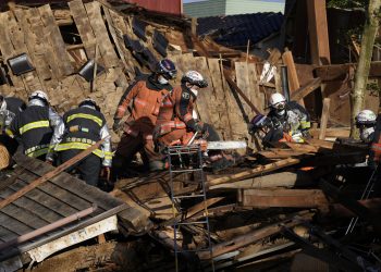 El terremoto de Japón ha dejado 94 muertos y 242 desaparecidos