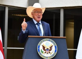 Ken Salazar dijo desconocer el ingreso ilegal a México de armas de uso exclusivo del ejército estadounidense