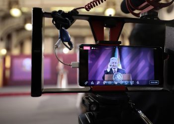 Filtran datos de más de 300 periodistas acreditados a Mañaneras de López Obrador