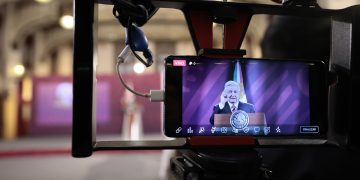 Filtran datos de más de 300 periodistas acreditados a Mañaneras de López Obrador