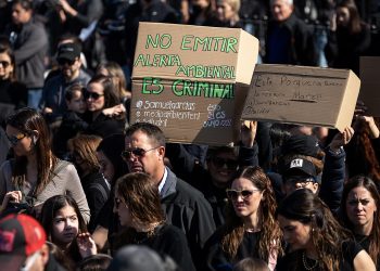 Ciudadanos y activistas exigen cierre de refinería de Pemex en Monterrey