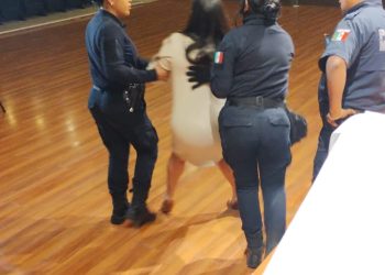 Policías sacan arrastrando a mujer del cabildo de San Salvador Atenco