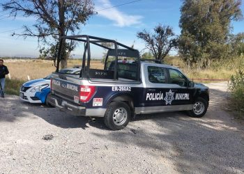 Localizan nueve cuerpos en dos camionetas en Querétaro