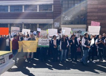 Trabajadores del Sindicato Mexicano de Salud se manifestaron en la Secretaría de Salud del EDOMEX