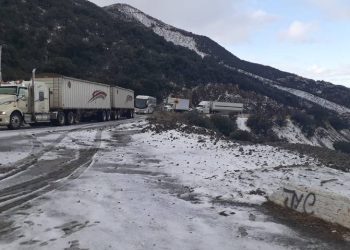 Cierran carretera federal en noreste de Sonora por intensas nevadas