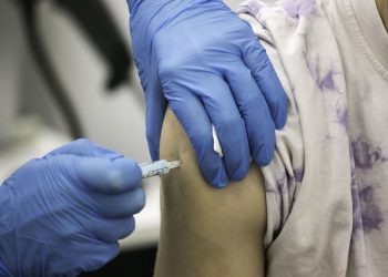 Continúa la alta afluencia de personas para adquirir vacuna contra COVID 19