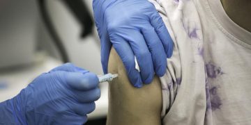 Continúa la alta afluencia de personas para adquirir vacuna contra COVID 19