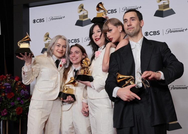 Los Angeles (United States), 04/02/2024.- (L-R) Phoebe Bridgers, Julien Baker, and Lucy Dacus of Boygenius, winners of the "Best Rock Performance" award for "Not Strong Enough", the "Best Rock Song" award for Not Strong Enough, and the "Best Alternative Music Album" award for "The Record"; Taylor Swift, winner of the "Album of the Year" and "Best Pop Vocal Album" awards for "Midnights"; and Jack Antonoff, winner of "Producer of the Year, Non-Classical", pose in the press room during the 66th annual Grammy Awards ceremony at Crypto.com Arena in Los Angeles, California, USA, 04 February 2024. EFE/EPA/ALLISON DINNER