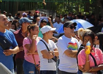 Miles de cubanos están varados en la frontera sur de México en espera de regularizarse