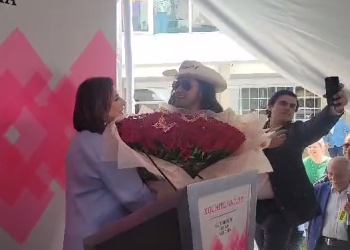 “El patrón” regala ramo buchón a Xóchitl Gálvez