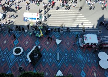 Sujeto amaga con lanzarse desde edificio de gobierno de la CDMX