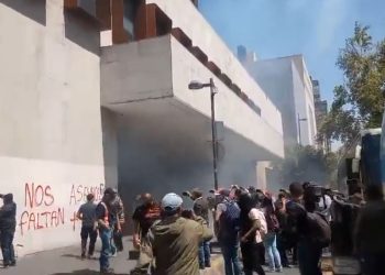 Vandalizan edificio de la Secretaría de Relaciones Exteriores por caso Ayotzinapa