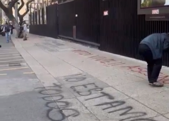 Padres de los 43 de Ayotzinapa protestan con petardos en el Senado