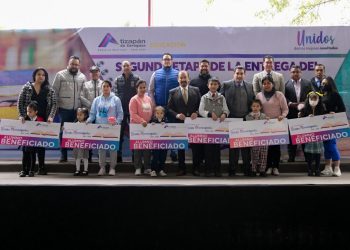 Entregan 7 mil 700 becas municipales en Atizapán