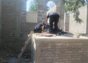 Policías de Texcoco y paramédicos rescatan a tres intoxicados en una cisterna