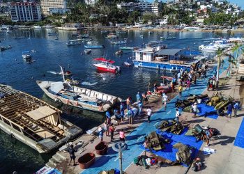 Acapulco celebra torneo de pesca de basura para limpiar su mar tras huracán Otis