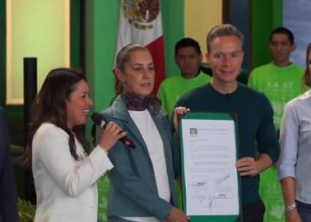PVEM entrega a Sheinbaum constancia como candidata a la presidencia