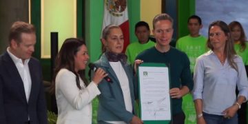 PVEM entrega a Sheinbaum constancia como candidata a la presidencia