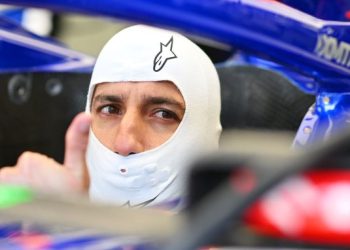 Daniel Ricciardo lidera la primera sesión en Baréin