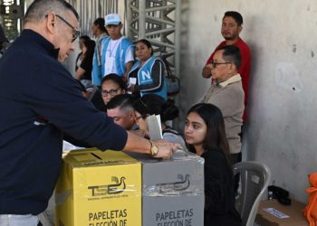 Tranquilidad y orden dominan la jornada electoral en El Salvador