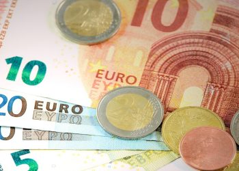 El euro cae hasta los 1,08 dólares a la espera de las actas de la última reunión de la Fed